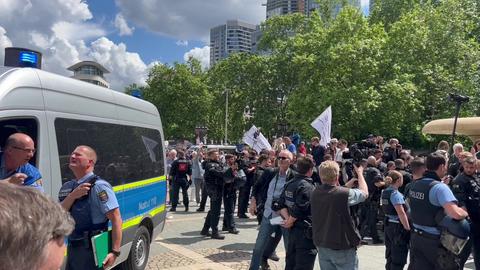 Polizei steht vor Gegendemonstranten vor Alter Oper
