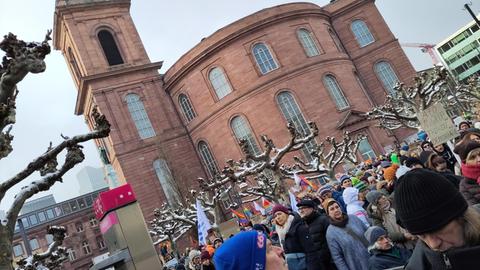 Protestierende Menschen vor der Paulskirche.