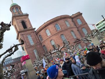 Protestierende Menschen vor der Paulskirche.