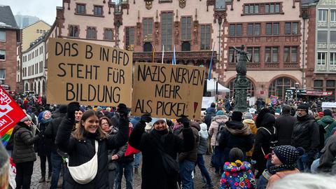 Protestierende Menschen halten Schilder hoch: "Das B in AfD steht für Bildung" steht auf einem. 