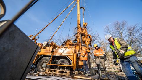 Arbeiter sind an der großen Maschine bei einer Geothermie-Bohrung beschäftigt