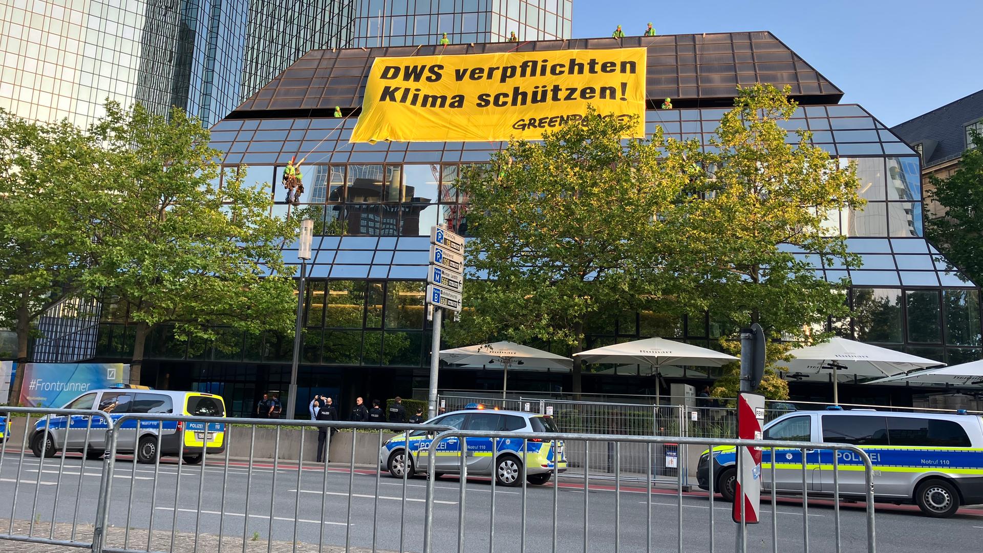 Aktivisten klettern auf Vorbau der Deutschen Bank in Frankfurt Hessen ...