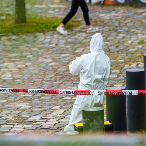 Spurensicherung auf einem Platz am Main in Frankfurt