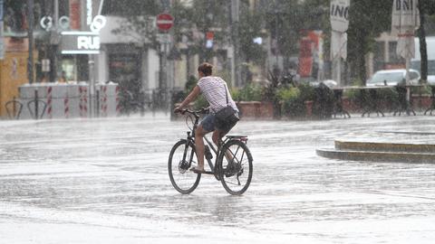 Radfahrerin bei Regen