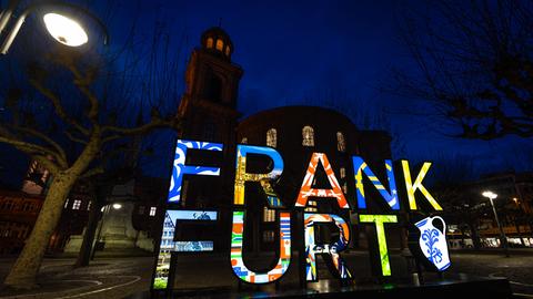 Beleuchteter bunter Selfie-Point "Frankfurt" vor der Paulskirche. 