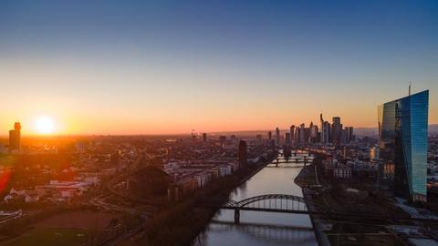 Die Europäische Zentralbank und die Frankfurter Skyline im Sonnenuntergang  (Luftbild mit einer Drohne) 