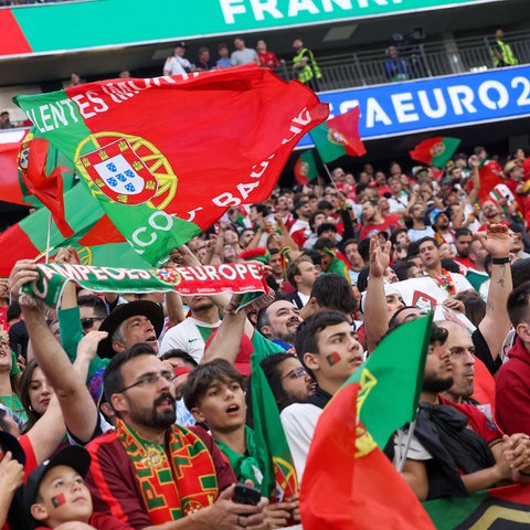 Portugiesische Fans im Stadion. 