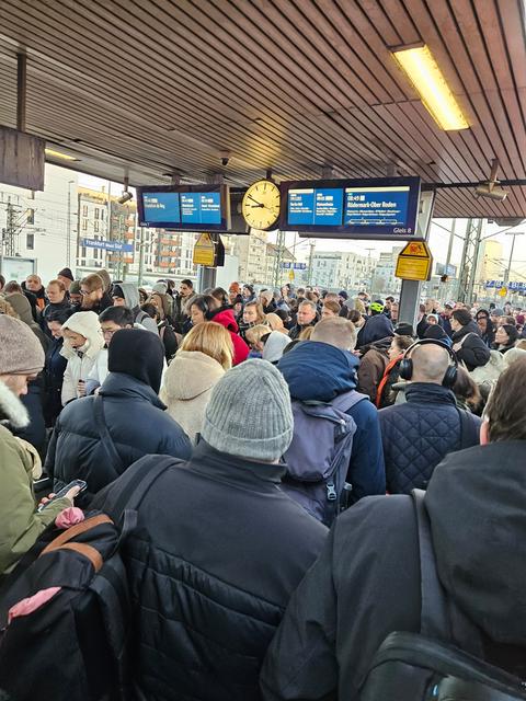 Pendler am Südbahnhof in Frankfurt