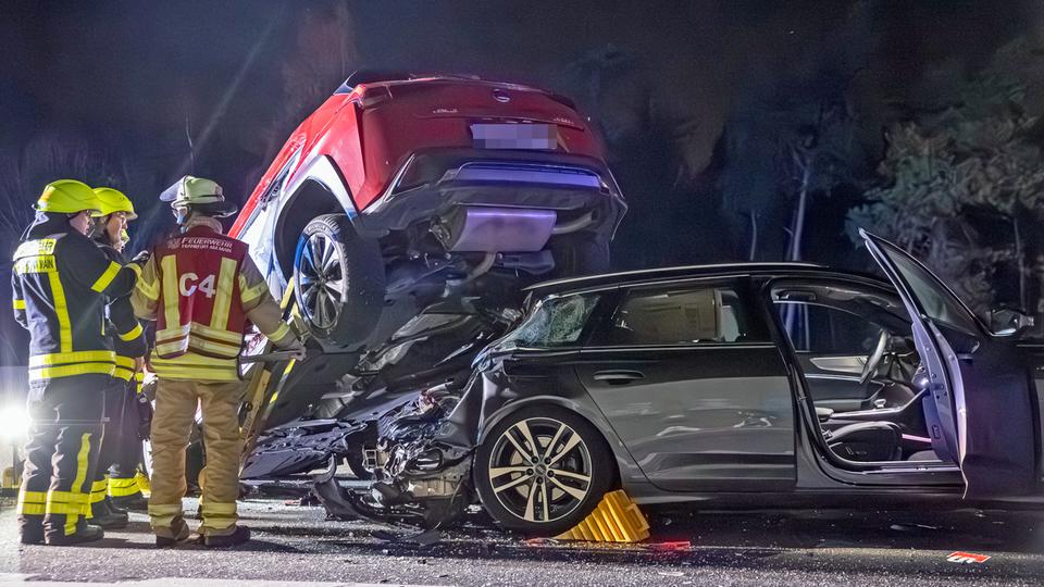 Zwei aufeinanderliegende Unfallautos auf der A3