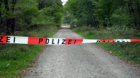 Polizei-Absperrungen im Wald