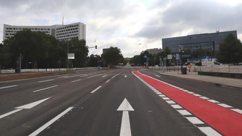 Leere Straße mit frischen Fahrbahnmarkierungen