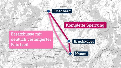 Karte, die das Gebiet zwischen Hanau und Friedberg zeigt. Dazwischen ist die Bahnstrecke eingezeichnet.