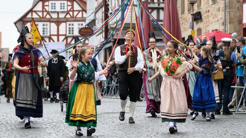 Teilnehmer der Volkstanzgruppe Besse tanzen beim Festumzug vom 61. Hessentag. 