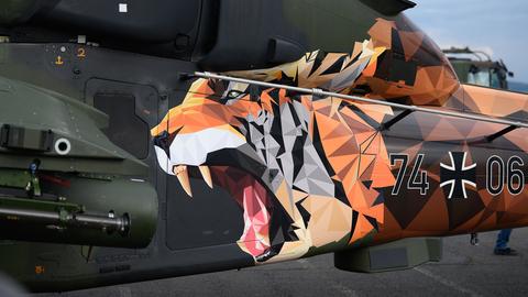 Eine Grafik von einem Tiger ist auf einem Kampfhubschrauber Tiger zu sehen.