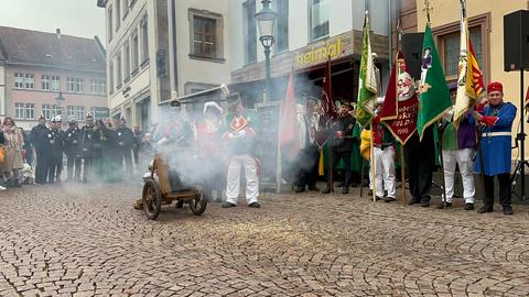 Fastnachter feuern aus einer Kanone