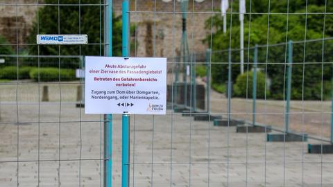 Bauzaun-Absperrung mit Info-Schild vor dem Hauptportal des Fuldaer Doms