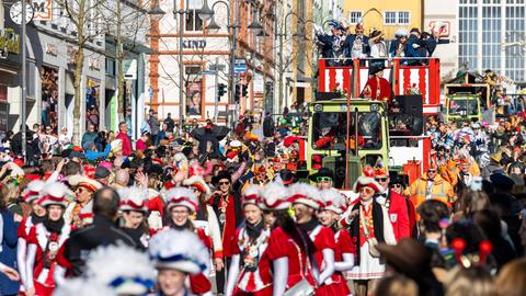 Hessens größter Rosenmontagsumzug in Fulda mit rund 4.000 aktiven Teilnehmern in 255 Zugnummern zieht durch die Innenstadt. 