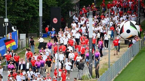 Fans der Schweiz (rot) und von Deutschland (weiß) kommen vor Anpfiff zum Waldstadion in Frankfurt.