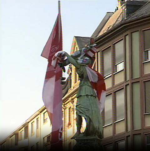 Justitia-Statue am Frankfurter Römer mit Jagdbomber-Modell und englischen Fahnen während der WM 2006