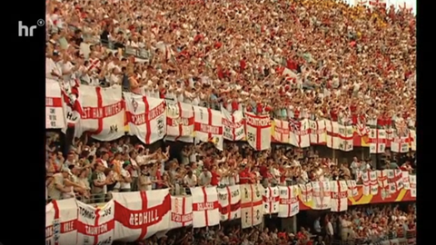 Englische Fußballfans bei der WM 2006 im Frankfurter Stadion mit vielen weiß-roten Fahnen