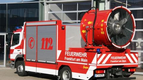 Ein Feuerwehrauto mit Riesenventilator drauf