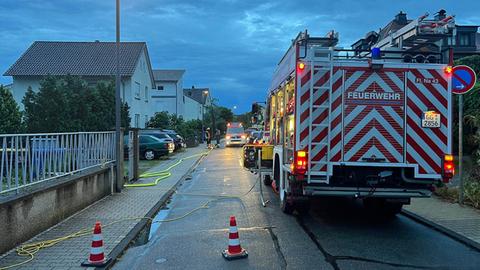 Einsatzfahrzeug steht auf Straße