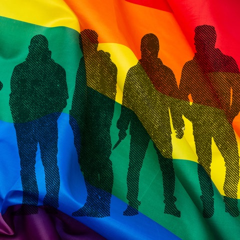 Eine wehende LGBTIQ-Fahne im Hintergrund. Darauf die Schattenrisse von fünf Männern. Einer hält ein Messer in der Hand. 