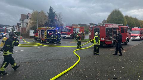 Feuerwehrfahrzeuge stehen auf einer Straße.