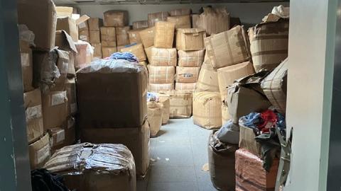 Blick in einen Lagerraum mit vielen Kisten und Kartons voller mutmaßlicher Schmuggelware