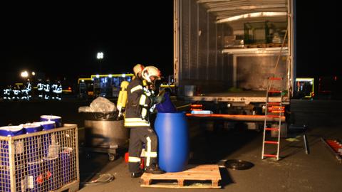 Auf einem Speditionsgelände in Haiger sind auf einem Lkw geladene Fässer mit Propanol beschädigt worden. 