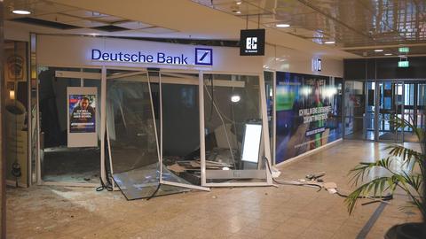 Die Bankfiliale nach der Geldautomatensprengung im Hessen-Center in Frankfurt. 