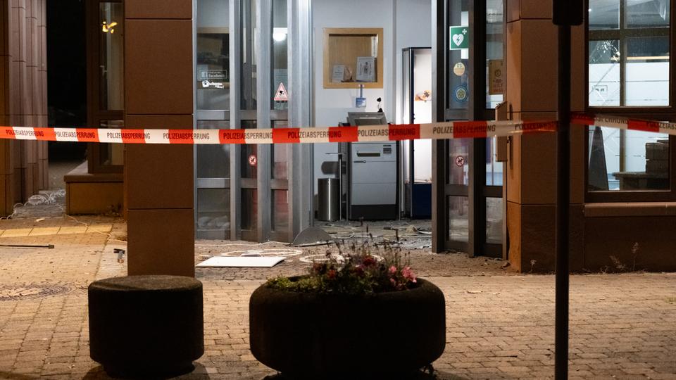 So sah der Eingang zur Bankfiliale nach der Geldautomatensprengung in Fürth am Morgen aus. 