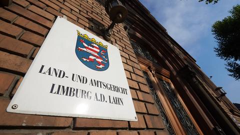 Eingangsbereich mit der Aufschrift "Land- und Amtsgericht Limburg"