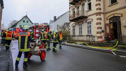 einsatzkräfte vor dem Hotel