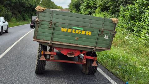 Traktor mit Anhänger in Schieflage