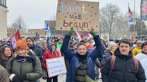 "Bunt statt braun" steht auf einem Plakat.