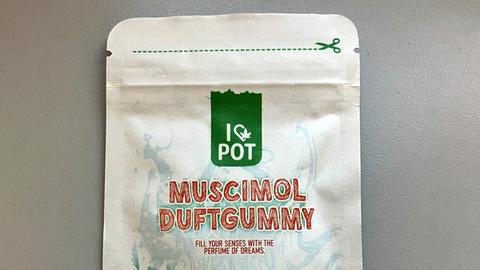 Tüte mit der Aufschrift "Muscimol Dufgummi" und dem Bild eines Fliegenpilzes