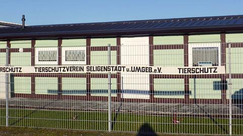 Ein Zaun, darauf "Tierschutzverein Seligenstadt"