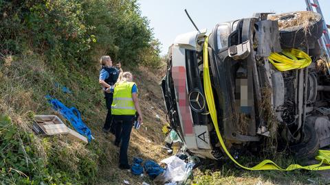 Ein umgekippter Lkw an der A60 bei Ginsheim-Gustavsburg (Groß-Gerau)