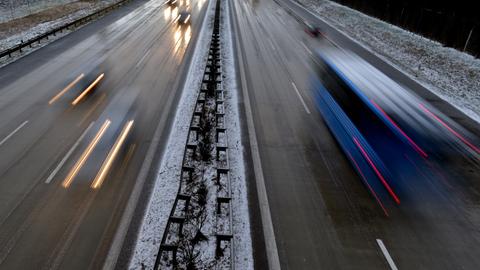 Blick auf Autobahn im Winter, Autos fahren auf mit Frost überzogener Fahrbahn