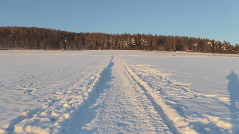 Ein schneebedeckter Feldweg in Bad Emstal