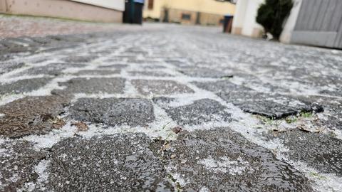 Anblick eisüberzogener Plastersteine