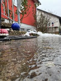 Blick auf einen eisüberzogenen Hinterhof.