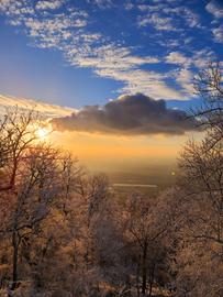 Blick vom schneebedeckten Melikbokus an der Bergstraße 