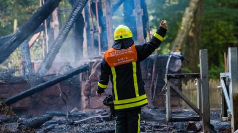 Die Feuerwehr überwacht das Areal, bis alle Flammen und Glutnester erloschen sind.