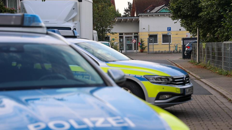 Einsatzfahrzeuge der Polizei in Straße