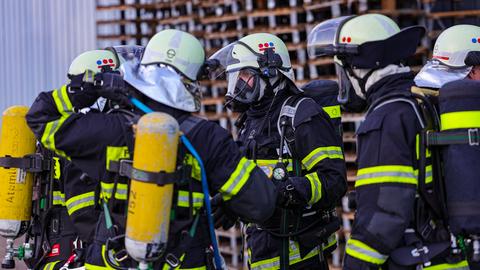 Großeinsatz der Feuerwehr bei einem Lagerhallenbrand in Hainburg (Kreis Offenbach).