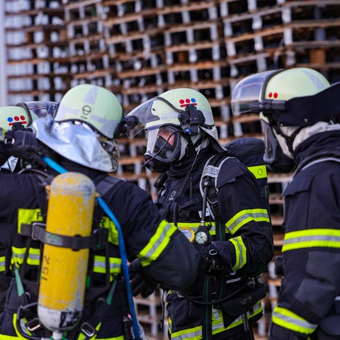 Großeinsatz der Feuerwehr bei einem Lagerhallenbrand in Hainburg (Kreis Offenbach).