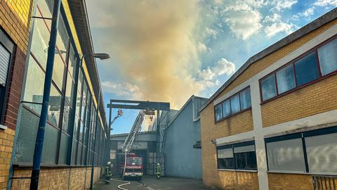 Rauchsäule über einer Lagerhalle in Hainburg.