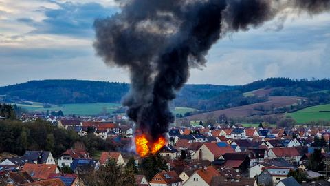 Meterhohe Flammen schlagen aus einem Gebäude in Wartenberg (Vogelsberg).